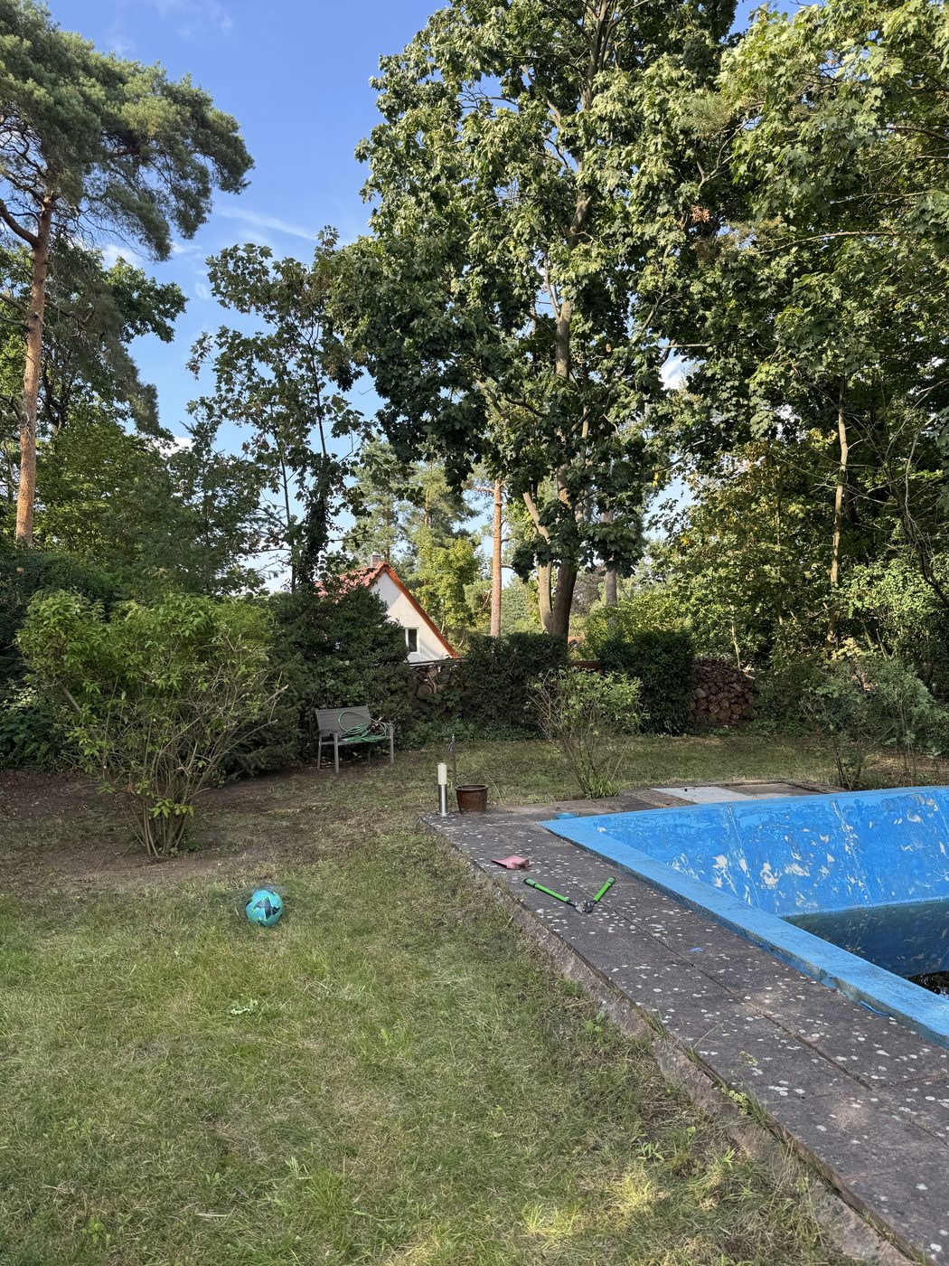 Gepflegte Gartenanlage mit Pool